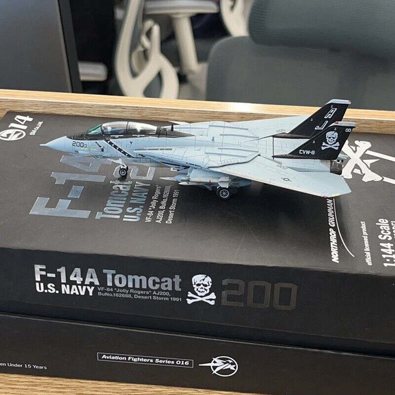 S14 1/144 F-14A male cat alloy model VF-84 Jolly Roger Squadron AJ200 1991 - Image 1 of 4