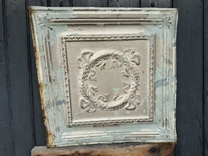 Panel de techo de hoja de laurel C.1885 y flor de lis 24x24" en mal estado, vacaciones - Imagen 1 de 9