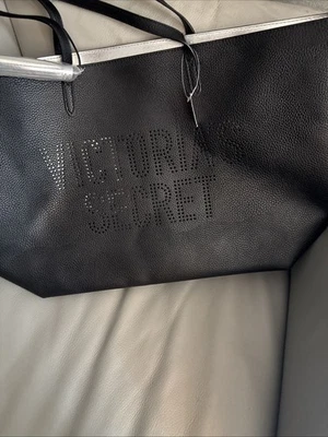 Bolsa de couro preta Victoria's Secret detalhes dourados - Imagem 1 de 4