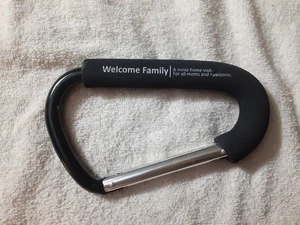 Mosquetón Welcome Family A Nurse Home Visit de gran tamaño negro plateado agarre suave 6" - Imagen 1 de 2