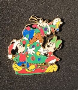 DS Disney Shopping Advent Pin Goofy, Mickey, and Minnie Christmas Tree LE 1000