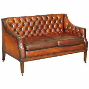 135CM WIDE CIRCA 1900 FULLY RESTORED WHISKY BROWN LEATHER LUTYEN'S VICEROY SOFA - Picture 1 of 12