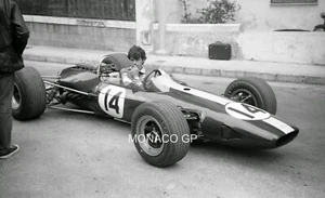 LOTUS 33 BRM GRAHAM HILL MECHANIC MONACO GP 1967 PERIOD NEGATIVE 35MM REG #14 - Picture 1 of 2