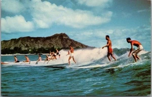 Postal de Honolulu HAWAII de la década de 1950 "SURF Y PIRAGÜISMO EN WAIKIKI" surfistas SIN USAR - Imagen 1 de 2