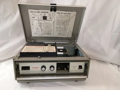 Proyector de diapositivas Argus Electromatic 550 de colección enciende SIN PROBAR para su función  Foto 1 de 4