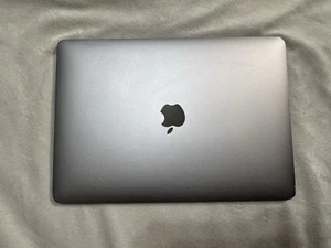 2019 MacBook Pro 13" TouchBar 2.4 i5 8GB RAM 256GB SSD MV962LL/A - Afbeelding 1 van 12