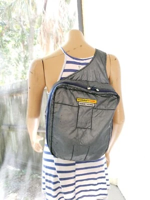 MOCHILA HINCHADA DE COLECCIÓN TOMMY GIRL NEW YORK TOMMY JEANS HONDA UNA CORREA PLATEADA DE NAILON Foto 1 de 4