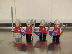 Lego Vintage Castle: 4 X Knight Minifigures with Shields. - Picture 1 of 1