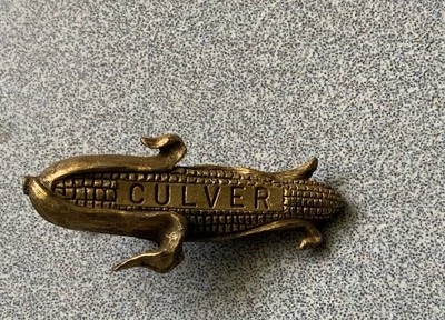 Clip/cierre de corbata de oreja de maíz Culver Indiana vintage años 50/60, latón Foto 1 de 4