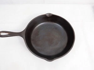 Lodge #5 SK D1 Unmarked   Cast Iron Skillet  3-notch Spout Recon Seasoned - Picture 1 of 7