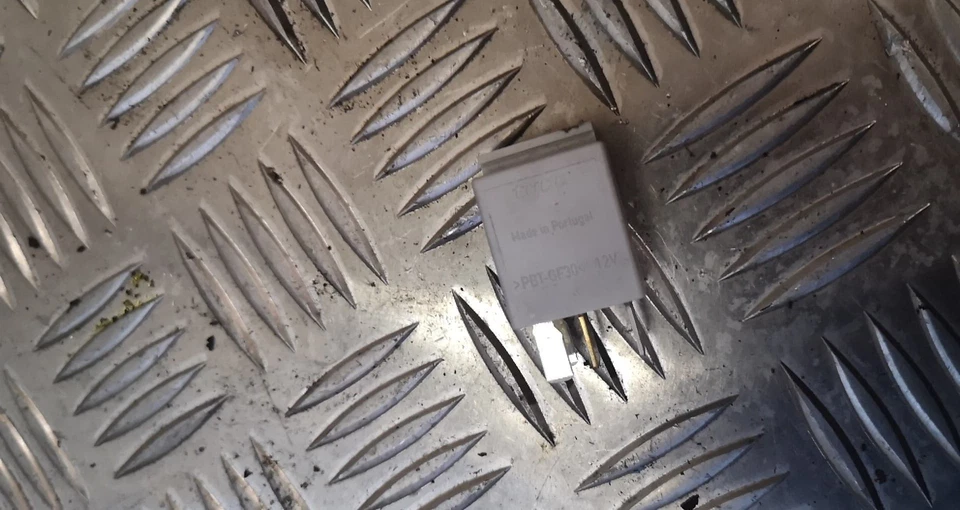 Relè VW PASSAT Variant B6 3C5 1k0951253 1.90 Diesel 2007 17944741 - Immagine 1 di 1