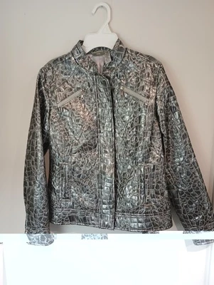 Chaqueta Chico's Metálica Brillante Plateada Estampado Animal Cremallera Frontal y Bolsillos Pequeña Talla 0 Foto 1 de 4