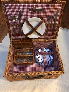 Picnic : Corbeille à vin avec service à vin/fromage pour deux - Photo 1/10