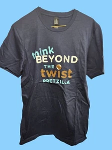 Gildan Softstyle "Think Beyond The Twist Pretzilla" Grafik T-Shirt Gr. S navy - Bild 1 von 5