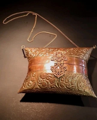 Cartera de almohada de cobre y latón de la década de 1920, forrada de terciopelo púrpura Foto 1 de 4