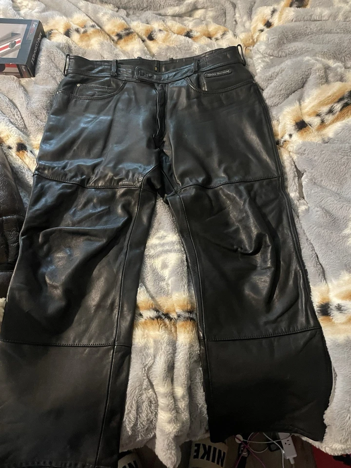 Pantalones de motociclista Harley Davidson de cuero Foto 1 de 4