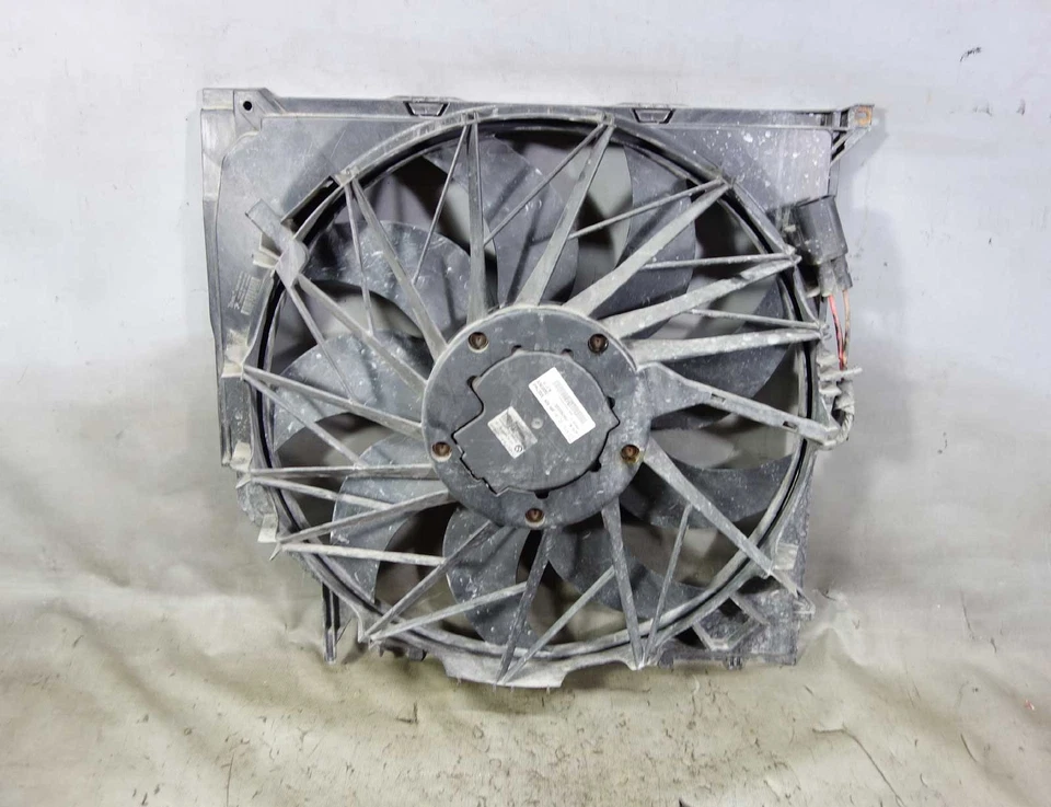 Ventilador de refrigeración del motor eléctrico principal BMW E83 X3 SAV con motor 600 vatios 2004-2010 OEM Foto 1 de 4