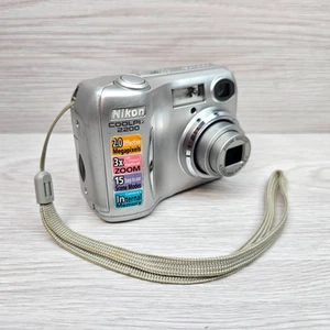 Nikon CoolPix 2200 2,0-MP-Digitalkamera – silberfarben (getestet/funktioniert) - Bild 1 von 16