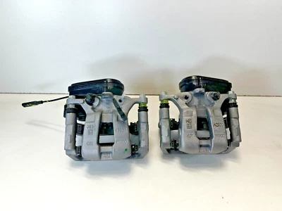 New Genuine 2021-2023 Cadillac Escalade Chevrolet Silverado Rear Caliper OEM - Image 1 of 4