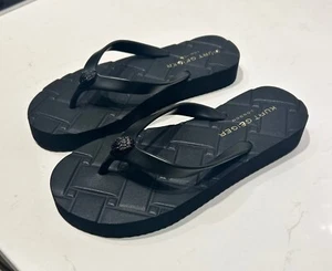 Kurt Geiger Kensington Sandalen Flip Flops schwarz gesteppt Adler Logo Größe US 7,5 - Bild 1 von 8