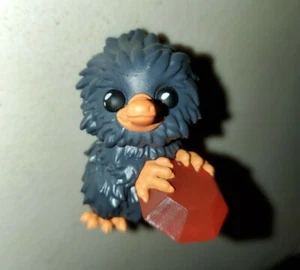 Funko Misterioso Mini Figura Bebé Gris Niffler Rubí Rojo Gema Animales Fantásticos - Imagen 1 de 1