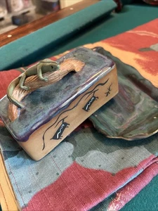 Southwest Style Butterdose Eidechse auf Deckel signiert Shirley Handarbeit handbemalt - Bild 1 von 11