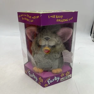 Electronic Furby Modelo No. Juguete 70-800 Piel Gris Sólida con Orejas Rosa SELLADO NUEVO - Imagen 1 de 6