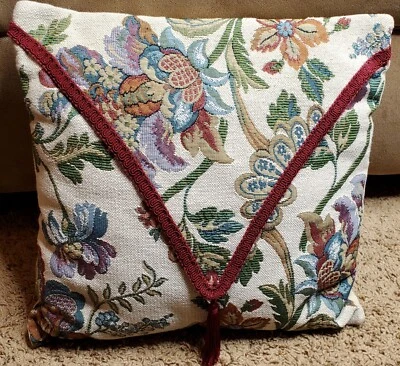 Almohada bordada con solapa decorativa y borla Foto 1 de 4