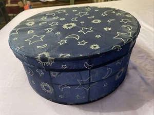Vintage 60er Jahre Hutschachtel, blau mit Sternen und Mond Design - Bild 1 von 4