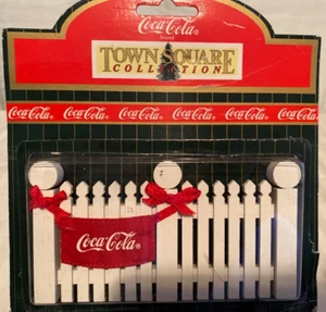 Cerca Town Square Collection marca Coca Cola Town Square con pancarta #CG2428 - Imagen 1 de 3