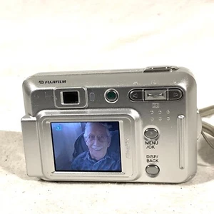 Fujifilm FinePix A500 5.1 MP Digital Camera, TESTED, ALL WORKS BUT FLASH - Picture 1 of 8