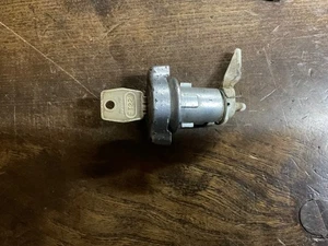 Triumph TR7 TR8  BOOT LOCK with KEY TWIST TYPE - YKC209 - Picture 1 of 2