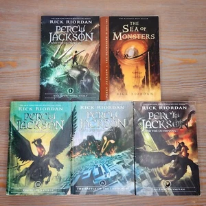 Percy Jackson and the Olympians Set of 1-5 Rick Riordan Paperback - Foto 1 di 8
