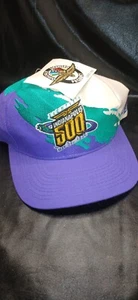 Cappello Snapback VINTAGE 1996 Eightieth Indy 500 LOGOATLETICO Splash - Foto 1 di 3