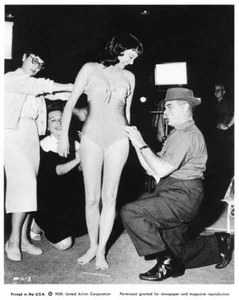 EDITH HEAD genial 8x10 en set ajuste todavía con CAROLYN JONES -- a816 - Imagen 1 de 1