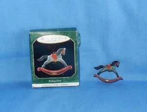 Hallmark 1997 miniatura cavallo a dondolo decorazione natalizia in scatola - Foto 1 di 6