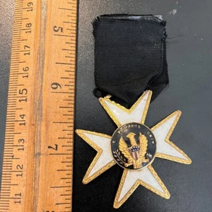 Enameled White Cross / Star & Eagle E Pluribus Unum Pinback Medal WWII era - Picture 1 of 2
