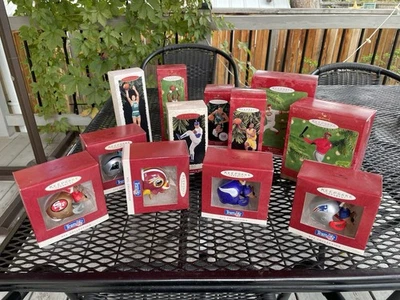 Paquete de 13 adornos deportivos vintage de la NBA, NFL y MLB Foto 1 de 2