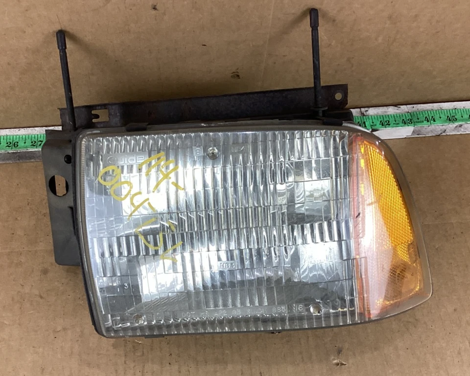 Conjunto de faros delanteros izquierdo del lado del conductor Chevrolet Blazer 1995-1997 Foto 1 de 4