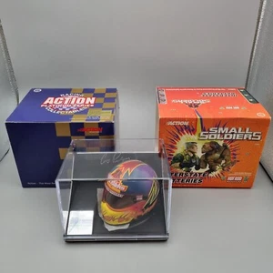 Action 1/4 Scale Small Soldiers CRUZ PEDREGON NASCAR Sturzhelm Sammlerstück - Bild 1 von 19
