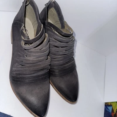 Eleva tu colección de zapatos con estos botines de cuero Free People, talla 81/2 Foto 1 de 4