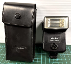 Vintage Minolta Auto 28 Camera Flash Speedlight with Case Made in Japan Hot Shoe - Picture 1 of 10