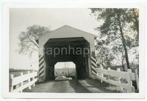Altes Auto sieht winzig aus durch überdachte Brücke toller Winkel verträumt Vintage 50er Foto - Bild 1 von 1