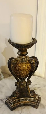 Castiçal de poliresina ORE International 11" de altura com acabamento em bronze - Imagem 1 de 3