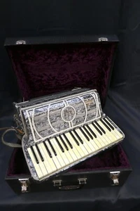 Wurlirzer Model 73 17" Scale 41/120 Piano Accordion, with Case - 1939 - Picture 1 of 16