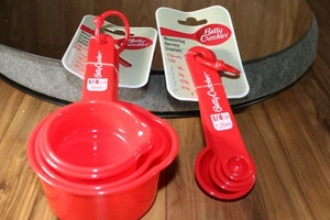 Betty Crocker ROT Messbecher & Löffel AUF RINGEN Konvolut Küche MUST HAVE NEU MIT ETIKETT - Bild 1 von 6