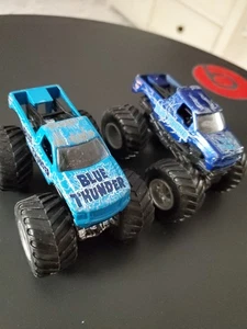 2x Monster Jam Truck Blue Thunder Series claro y oscuro gran par - Imagen 1 de 7