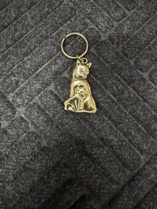 Vintage Gold Tone Cat and Kitten Metal Keyring LIGHT SCRATCHES - Picture 1 of 7