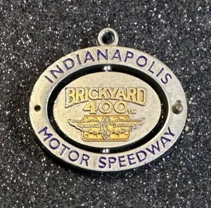 Llavero de metal Brickyard 400/Indianapolis Motor Speedway con panel central giratorio - Imagen 1 de 5