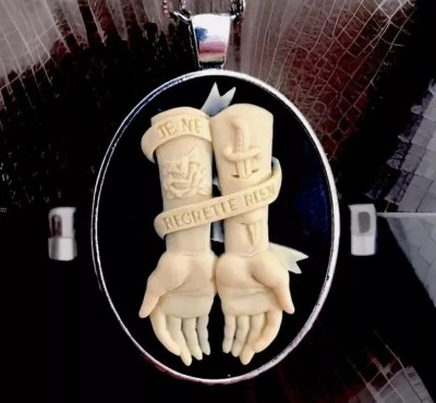 Collar colgante camafeo tatuaje sin remordimientos, JE NE REGRETTE RIEN, plata antigua Foto 1 de 4